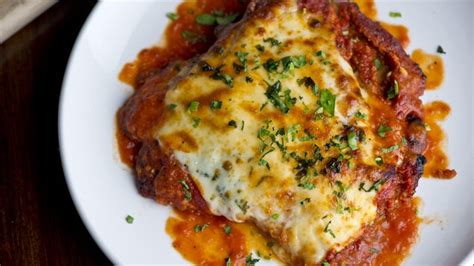 poulet-au-parmesan-la-sauce-tomate-et-au-basilic image
