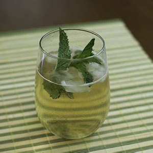 5-iced-tea-cocktail-recipes-for-summer-divinitea image