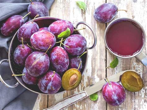 prunes-and-prune-juice-health-benefits-and-nutrition image