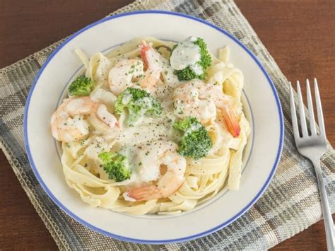 broccoli-shrimp-alfredo-recipe-cdkitchencom image