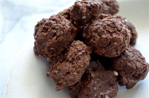 raw-chocolate-keto-macaroons-you-can-make-in image