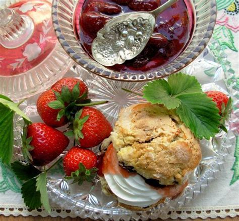 traditional-devon-cream-tea-strawberry-jam image