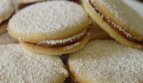 alfajores-argentinian-sandwich-cookies-with-arab image
