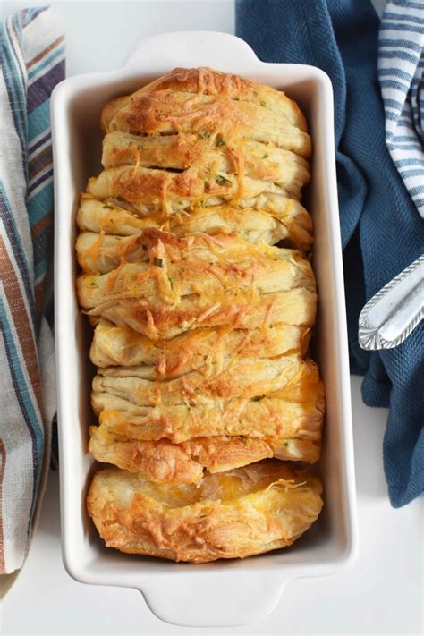 easy-cheese-pull-apart-garlic-bread-with-biscuit-dough image
