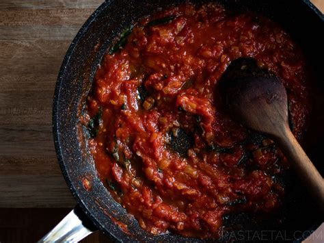 tomato-and-basil-sauce-sugo-di-pomodoro-e-basilico image