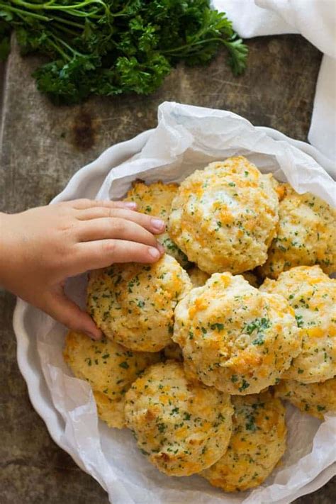 garlic-cheddar-biscuits-countryside-cravings image