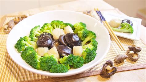 broccoli-with-mushrooms-and-scallops-southeast-asian image