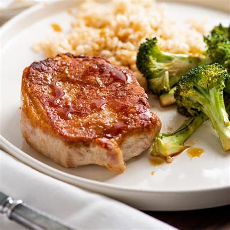 5-ingredient-garlicky-pork-chops-and-broccoli image