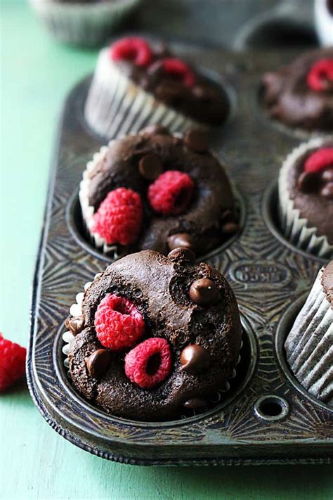raspberry-chocolate-muffins-creme-de-la-crumb image