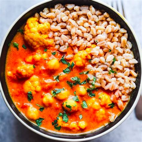 chickpea-cauliflower-stew-by-cookingforpeanuts-the image