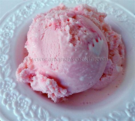 homemade-peppermint-ice-cream-amandas-cookin image