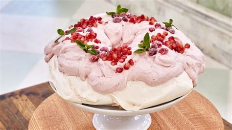 recipe-cranberry-and-pomegranate-pavlova-cbc-life image