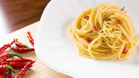 spaghetti-aglio-olio-e-peperoncino-recipe-pasta image