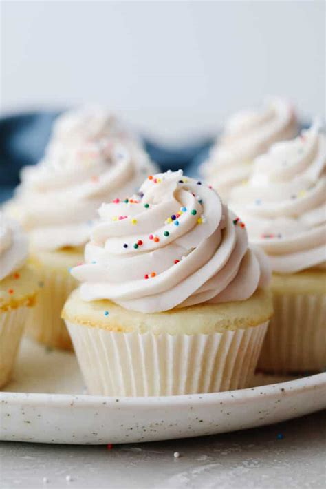 easy-white-cupcakes-recipe-the-recipe-critic image