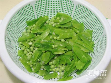 stir-fried-pea-pods-recipe-simple-chinese-food image