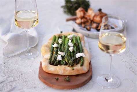 asparagus-pizza-with-goats-cheese-roasted-garlic image