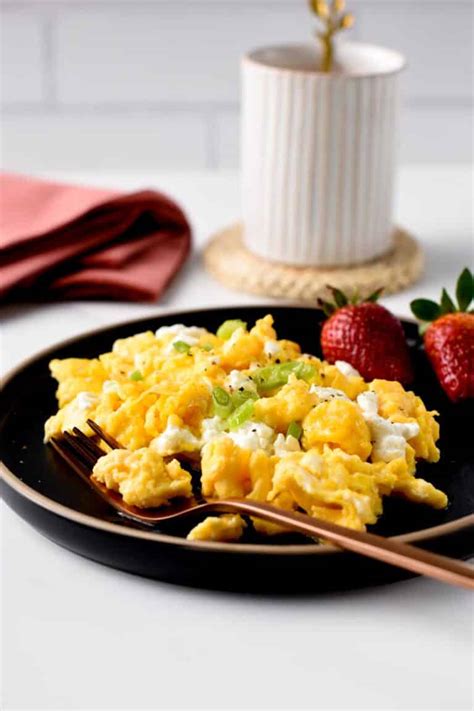 scrambled-eggs-with-cottage-cheese-28g-protein image
