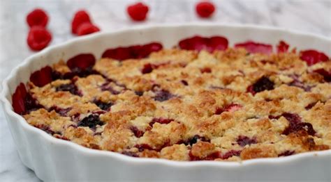 crumble-pie-with-summer-berries-smulpaj image