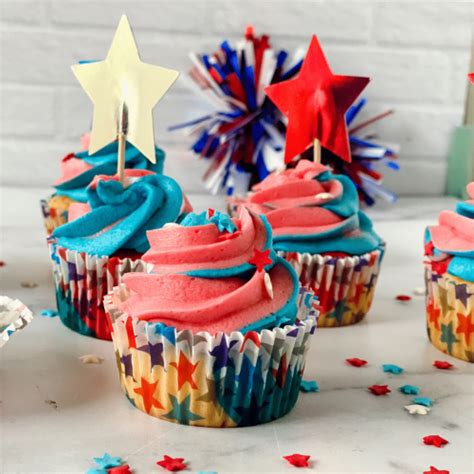 4th-of-july-cupcakes-with-swirl-frosting-hostess-at-heart image