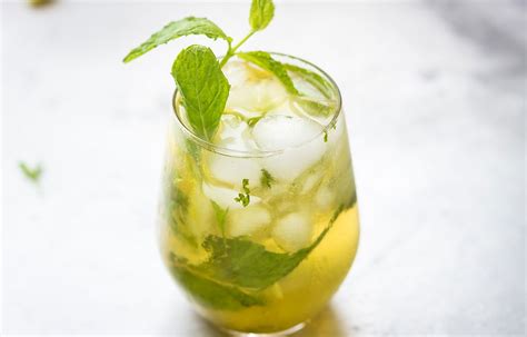 lemon-mint-julep-cocktail-recipe-eatwell101 image