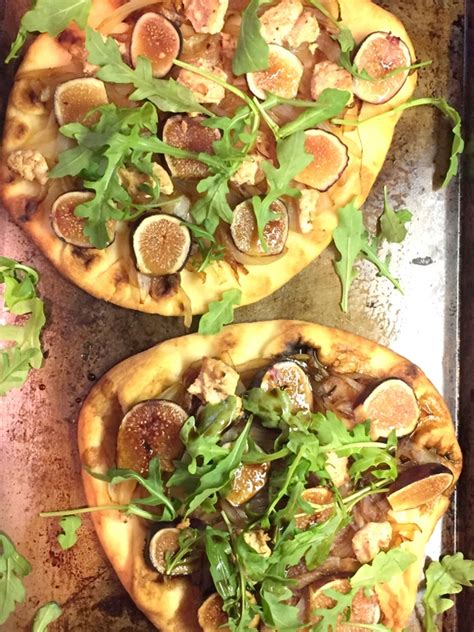 fig-caramelized-onions-goat-cheese-and-arugula image