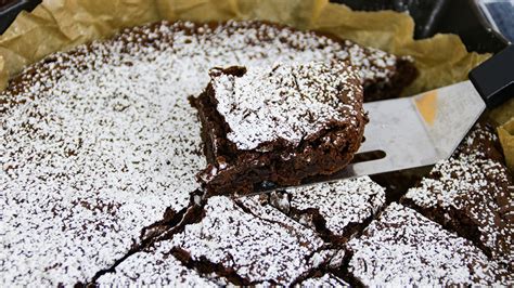 chocolate-snacking-cake-carnaldish image