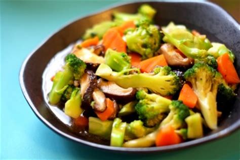 broccoli-carrot-and-mushroom-stir-fry-tasty-kitchen image