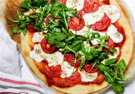 easy-and-fresh-tomato-and-arugula-pizza image