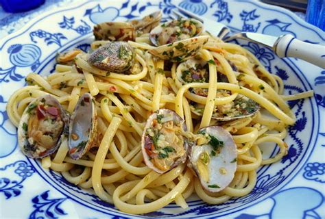 linguine-pasta-alle-vongole-linguine-with-clams image