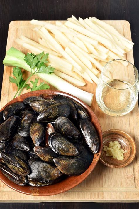 moules-frites-belgian-mussels-with-french-fries image