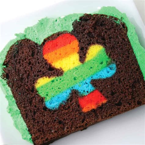 peek-a-boo-st-patricks-day-cake-mom-loves-baking image