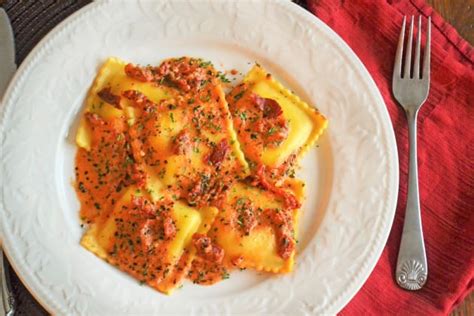 creamy-sundried-tomato-ravioli-recipe-food-fanatic image