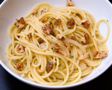 spaghetti-with-walnuts-raisins-parsley-jono image