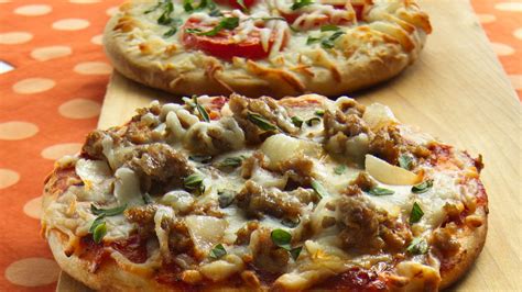 personalized-individual-pizzas-recipe-pillsburycom image