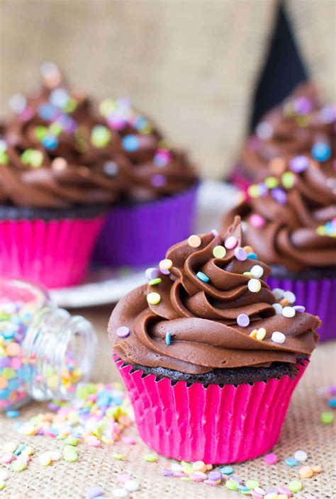 easy-chocolate-cupcakes-sugar-spun-run image
