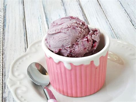 vanilla-blackberry-jam-ice-cream-amandas-cookin image