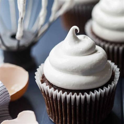 marshmallow-frosting-baking-a-moment image