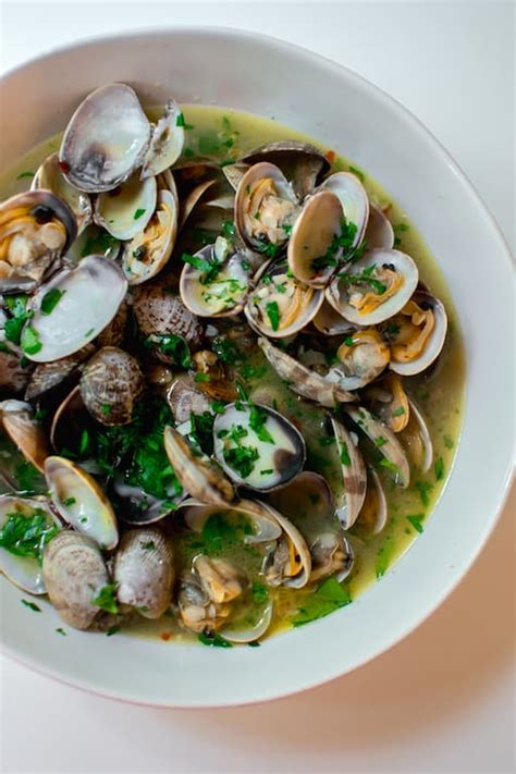 steamed-clams-with-white-wine-and-garlic image