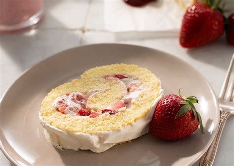 strawberry-shortcake-jelly-roll-get-cracking image