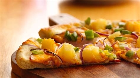 canadian-bacon-and-pineapple-pizza-recipe-pillsburycom image