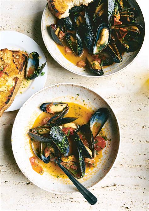 steamed-mussels-with-chorizo-and-tomatoes-leites image