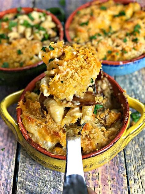 baked-macaroni-and-cheese-with-caramelized-onions image