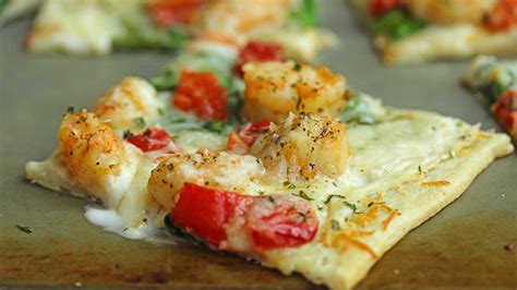 garlic-shrimp-alfredo-pizza image