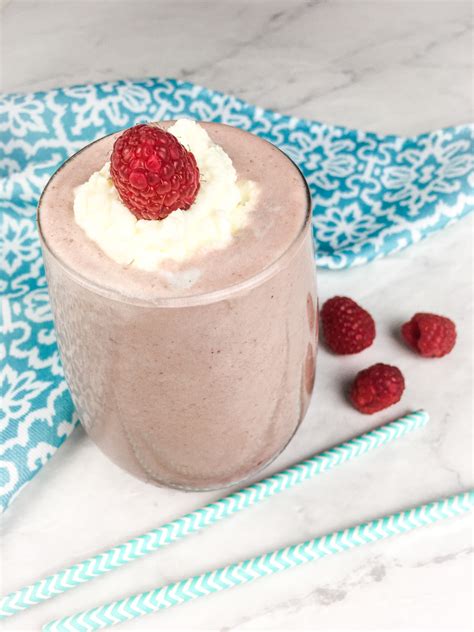 keto-raspberry-cream-smoothie-recipe-and-macronutrients image
