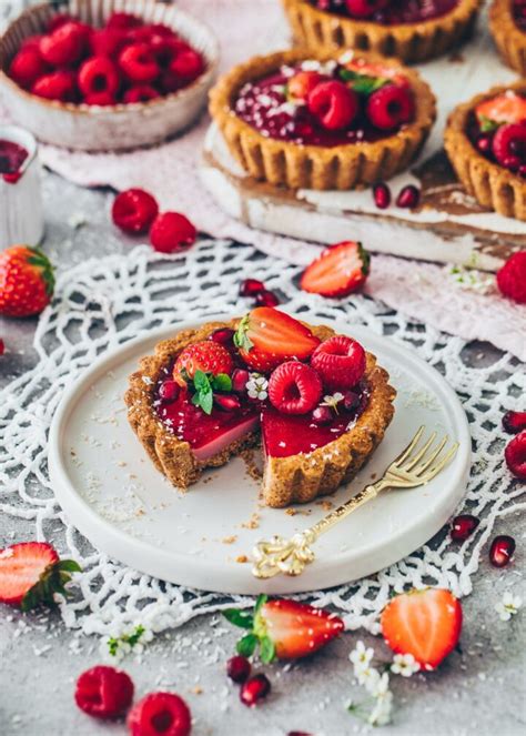 granola-tarts-with-vegan-raspberry-panna-cotta-bianca image