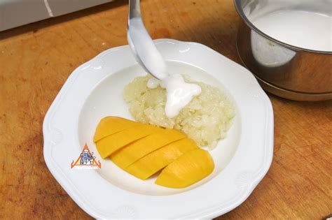 recipe-thai-sweet-sticky-rice-with-mango-khao-neeo image