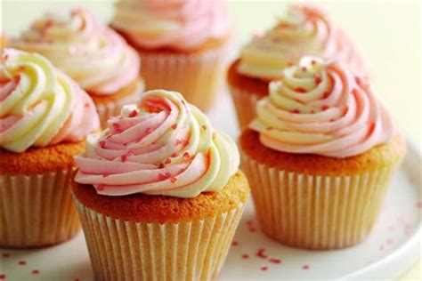 mary-berrys-vanilla-cupcakes-with-swirly-icing image