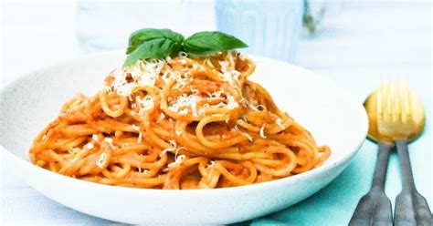 quick-red-pepper-and-olive-spaghetti-sauce-tinned image