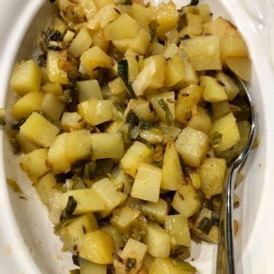 potatoes-with-green-onions-potato-recipes-aloo-pyaz image