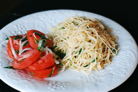 spaghetti-with-garlic-and-oil-and-tomato-and-onion image